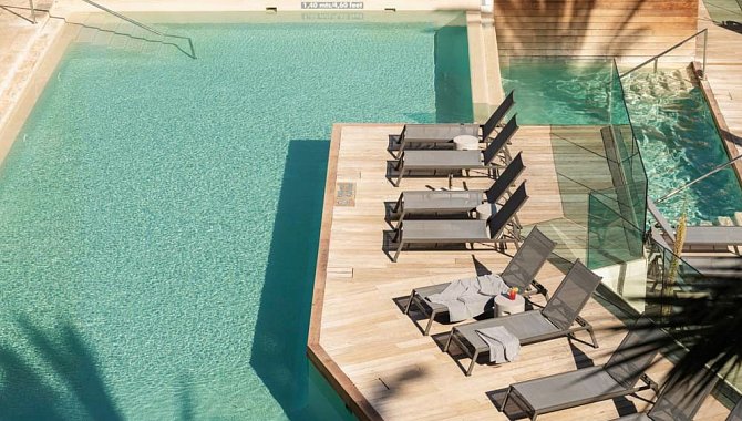 Pool mit einer Insel mit Liegen