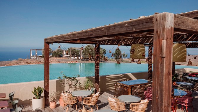 Sitzmöglichkeiten mit Sonnenschutz bei Pool