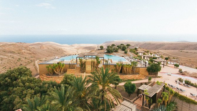 Pool und Hotelanlage