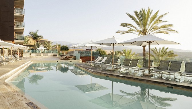 Pool und Sonnenliegen