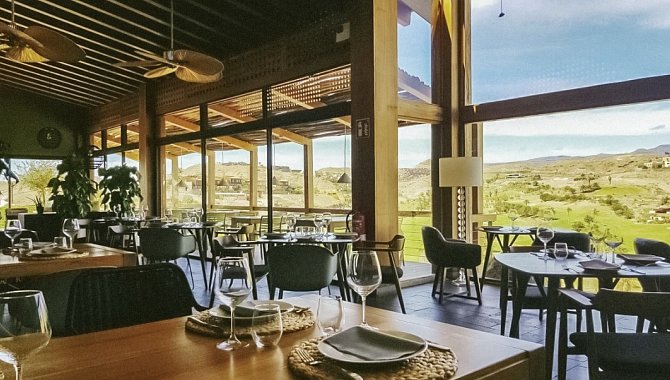 Hotelrestaurant mit Blick über die Landschaft