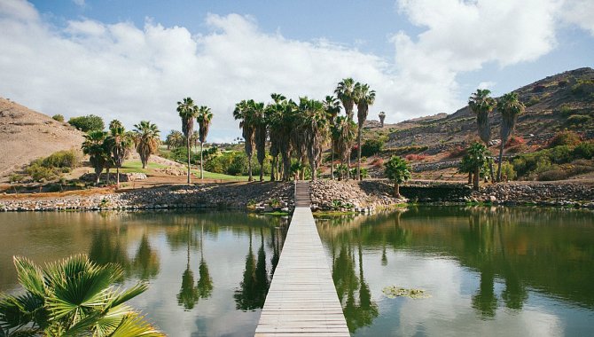 Steg über einem See