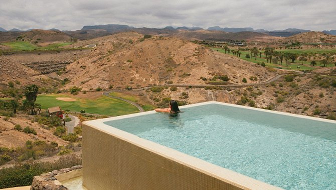 Pool mit Aussicht auf die Landschaft