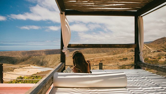 Entspannte Sonnenliegen für 2 mit Sonnenschutz