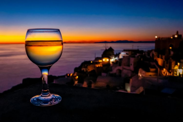 Weinglas und Stadtblick