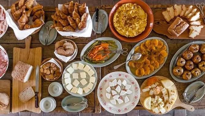 Gedeckter Tisch mit Lokalen speisen