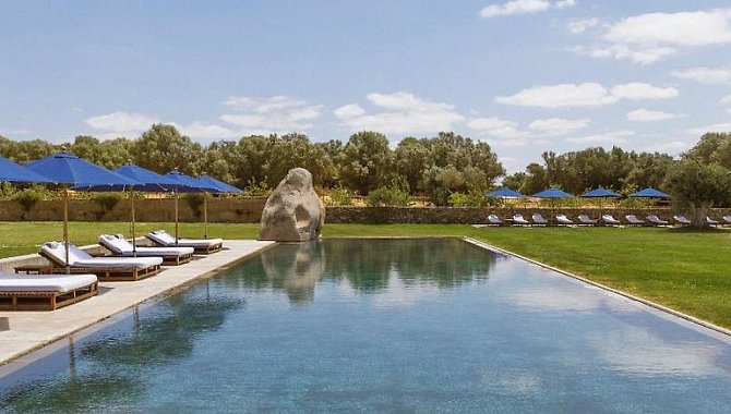 Pool mit großer Wiese