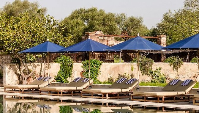 Pool mit Liegen und Schirmen