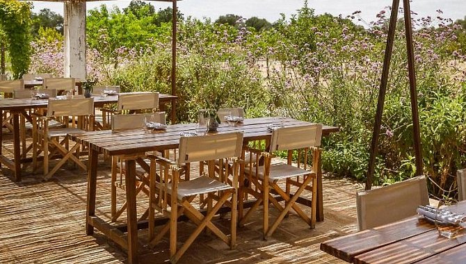 Restaurant auf Veranda mit Blick auf Garten