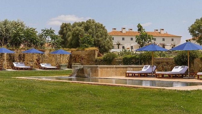 Poollandschaft mit Wiese und Liegen