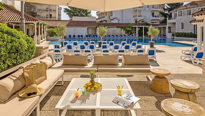 Sitzbereich draußen neben Poolbereich