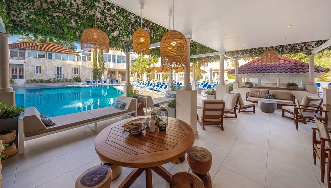 Überdachter Sitzbereich beim Pool