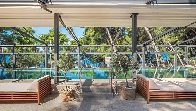 Überdachter Sitzbereich beim Pool