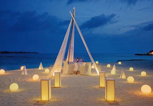 Privates romantisches Dinner bei lichterschein am Strand