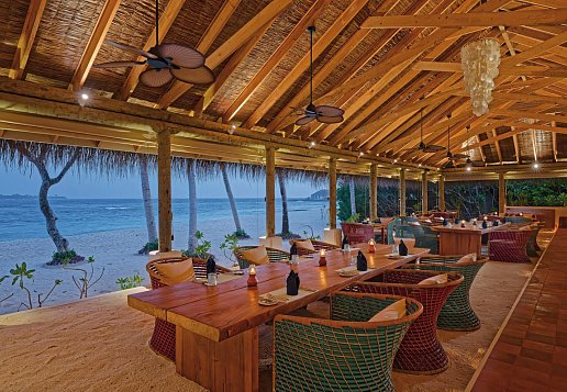 Überdachtes Hotelrestaurant direkt am Strand