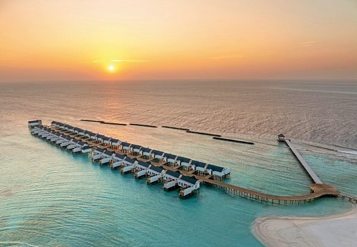 Die Hotelanlage mit dem Steg und Hotelzimmern über dem Meer