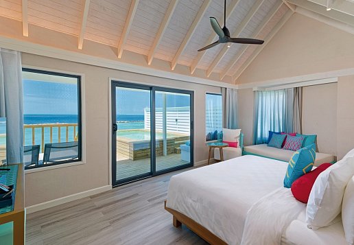 Großes Hotelzimmer mit Meerblick