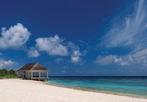 Hotelgebäude direkt am Wasser am Strand
