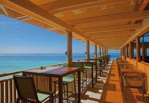 Hotelrestaurant auf Veranda mit Meerblick