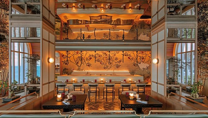 Edles Gourmetrestaurant mit kunstvoller Wandgestaltung und beleuchtetem Tresen