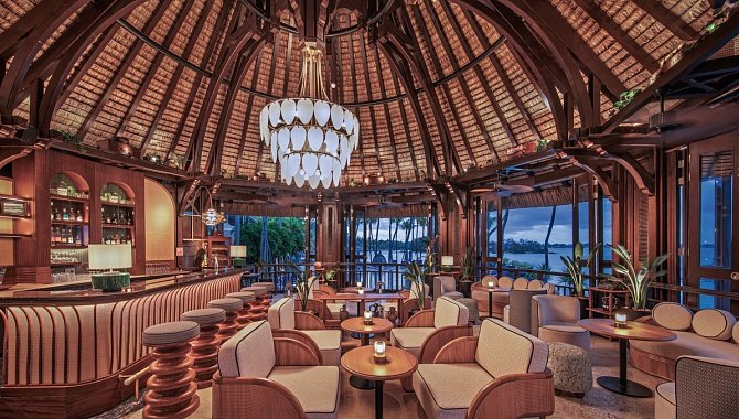 Atmosphärische Bar mit rundem Strohdach und großem Kronleuchter