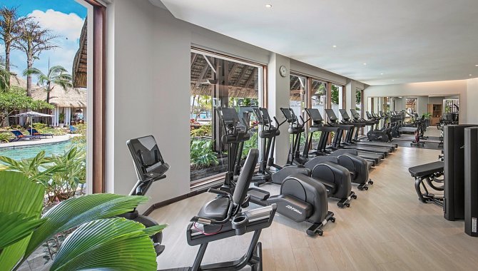 Heller Fitnessraum mit modernen Cardio- und Kraftgeräten