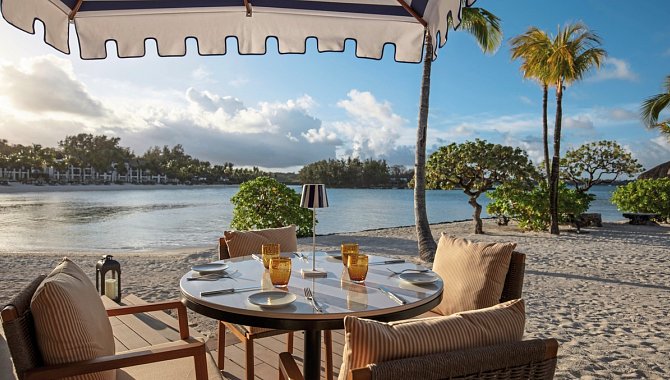 Privat gedeckter Tisch direkt am Strand mit Blick auf die ruhige Lagune