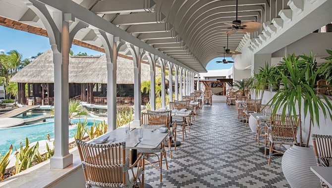 Überdachte Restaurantterrasse mit Blick auf den Pool und elegantem Mosaikboden