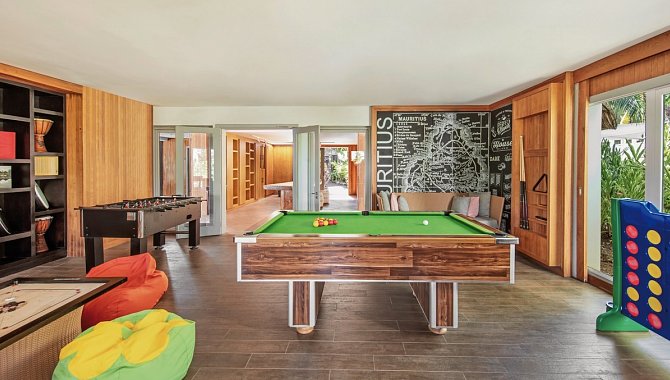 Spielezimmer mit Billardtisch, Kicker und Lounge-Bereich