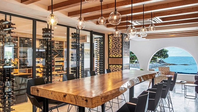 Stilvoller Weinkeller mit Degustationstisch und Meerblick