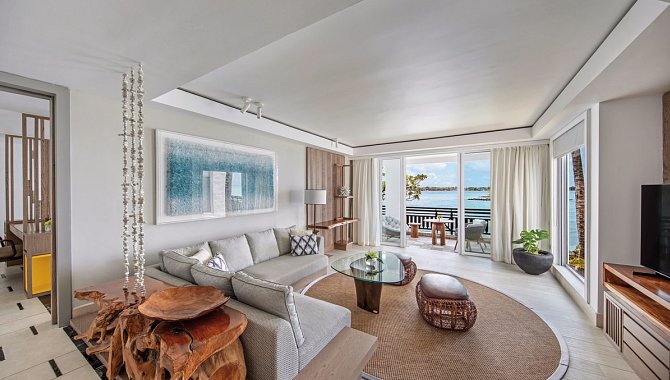 Helle Suite mit großer Eckcouch und Balkon mit Meerblick