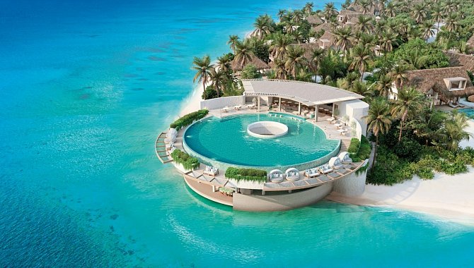 Großer runder Hotelpool direkt über das Meer gebaut