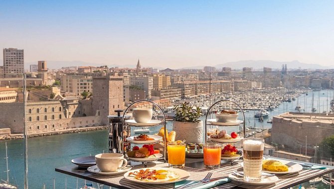 Frühstück mit Ausblick auf Festung