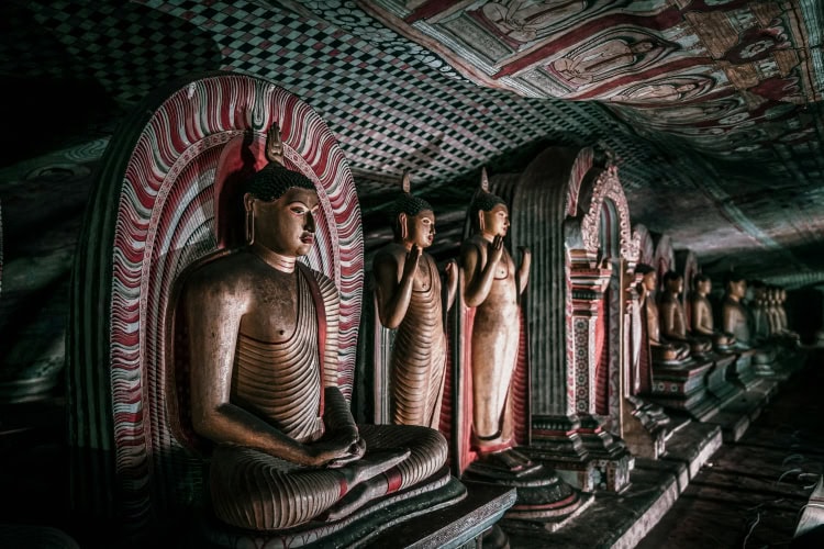 Ein Tempel mit Buddhastatuen in Damby