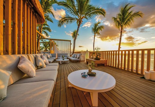 Veranda mit meerblick und gemütlichen Sofas