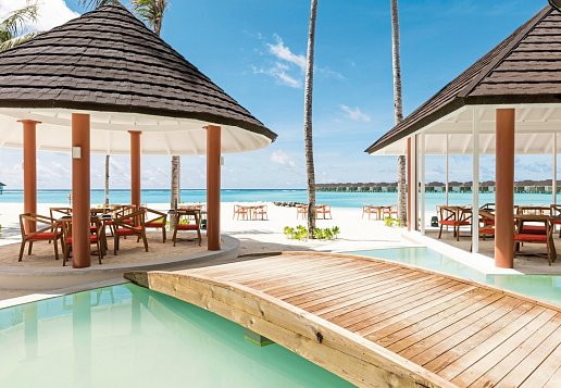 Kleine Pavillons am Strand über Brücken erreichbar