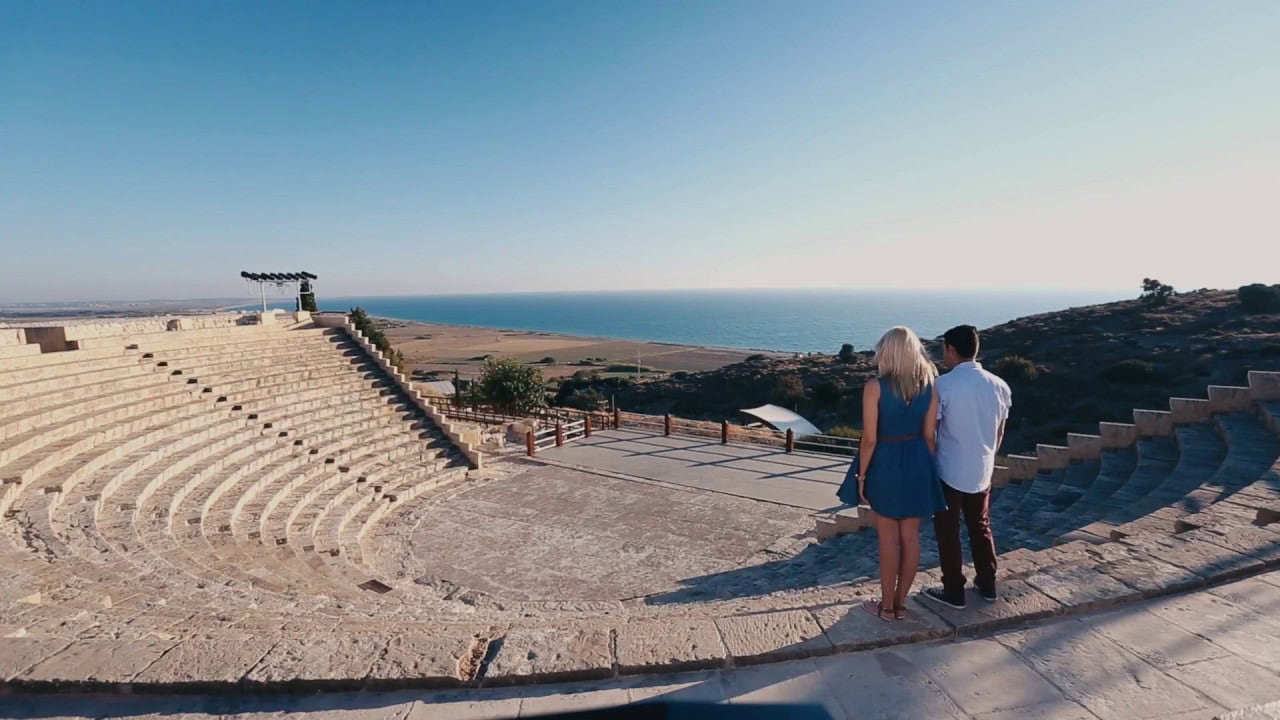 Pärchen schaut sich Sehenswürdigkeiten an