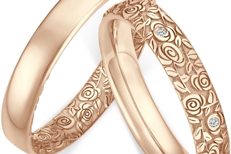 Zwei Verlobungsringe in Rosegold