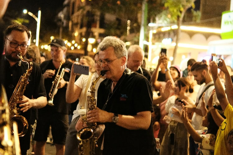 Teneriffa Volksfest mit Straßenmusiker