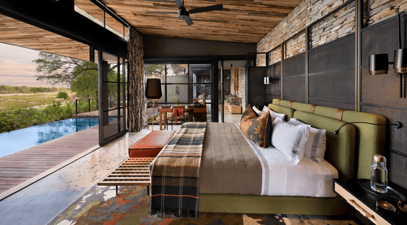 Großzügiges Schlafzimmer mit Poolterrasse und Ausblick auf den Flusslauf