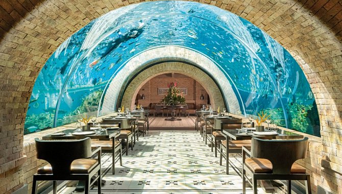 Restaurant mit Aquarium in der Decke