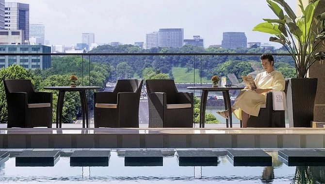 Entspannungsbereich mit Blick auf Tokyo