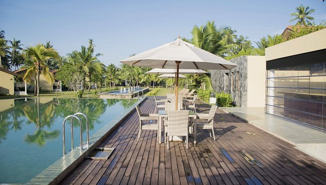 Liegen und Sonnenschirme am Pool