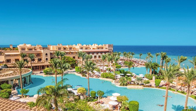 Hotel und Poolanlage aus der Vogelperspektive. Der Pool ist groß und geschwungen.