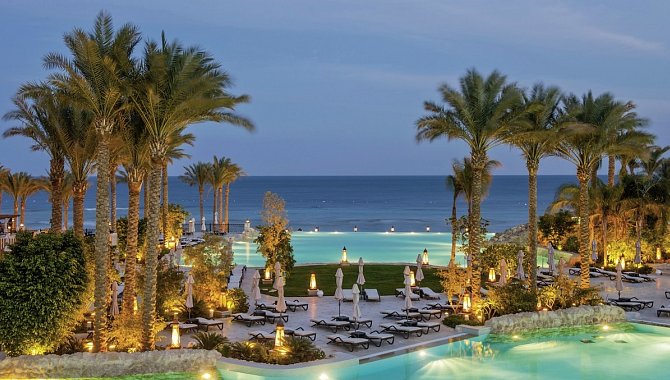 poolanlage des Hotels bei Nacht Beleuchtet