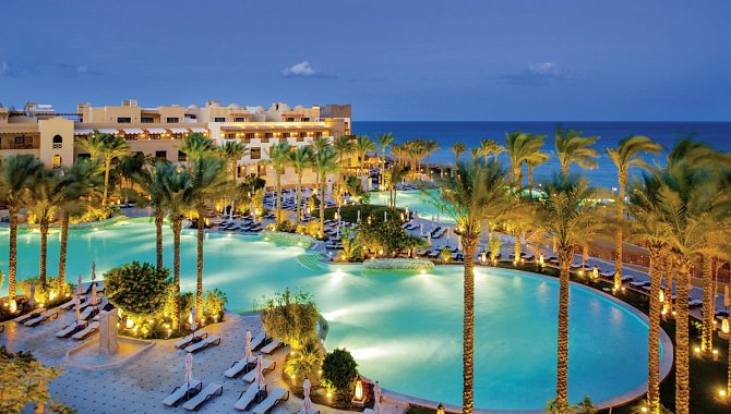 poolanlage des Hotels bei Nacht Beleuchtet