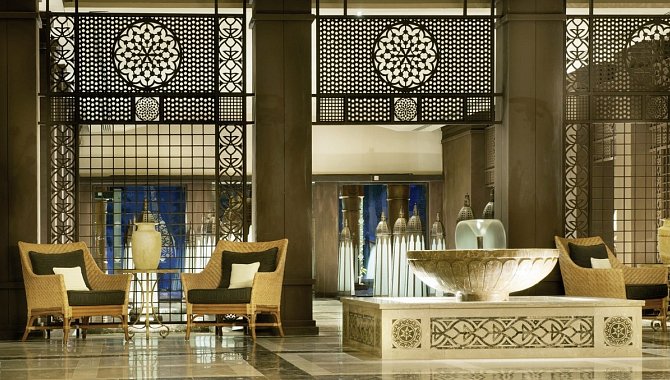 Lobby des Hotels mit Sitzgelegenheiten und einem Brunnen.