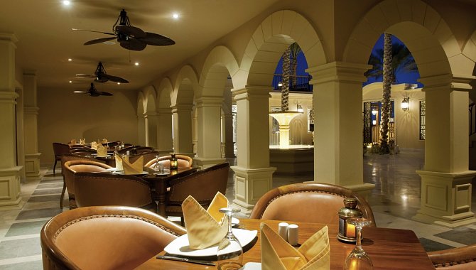 Essensbereich des Hotels. Cremefarbende Ledersessel mit gedeckten Tischen.