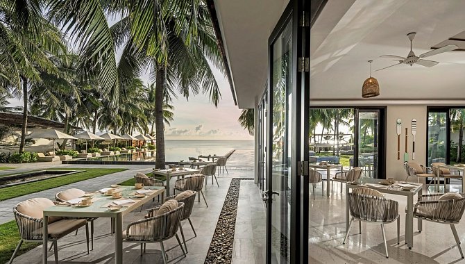 Helles Restaurant mit Terrasse und Meerblick.