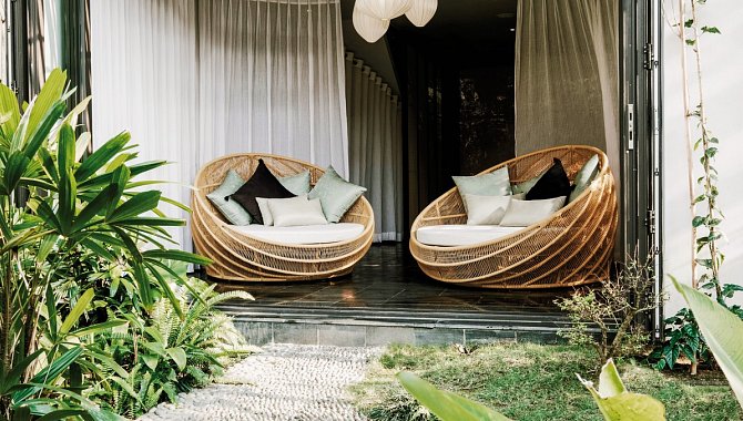 Gemütliche Outdoor-Sitzecke mit runden Rattan-Loungesesseln